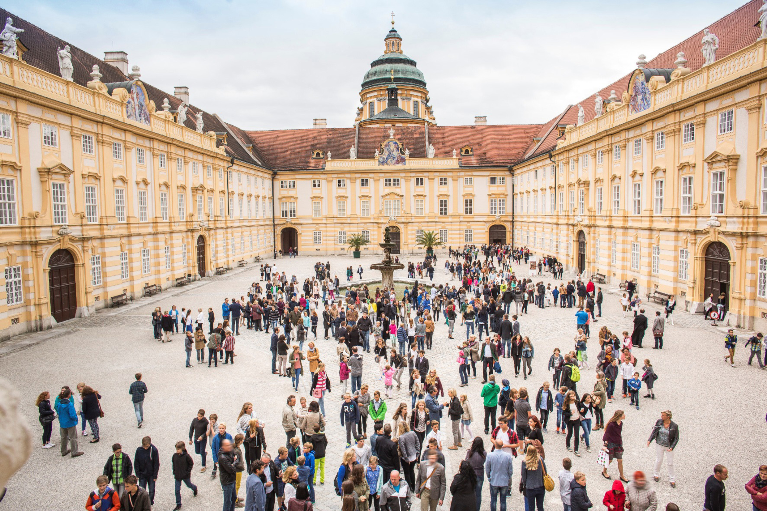 Besucher:innen im Stift Melk in Niederösterreich